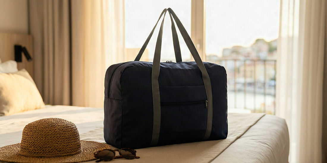Sac de voyage femme léger et pliable posé sur un lit d'hôtel au petit matin