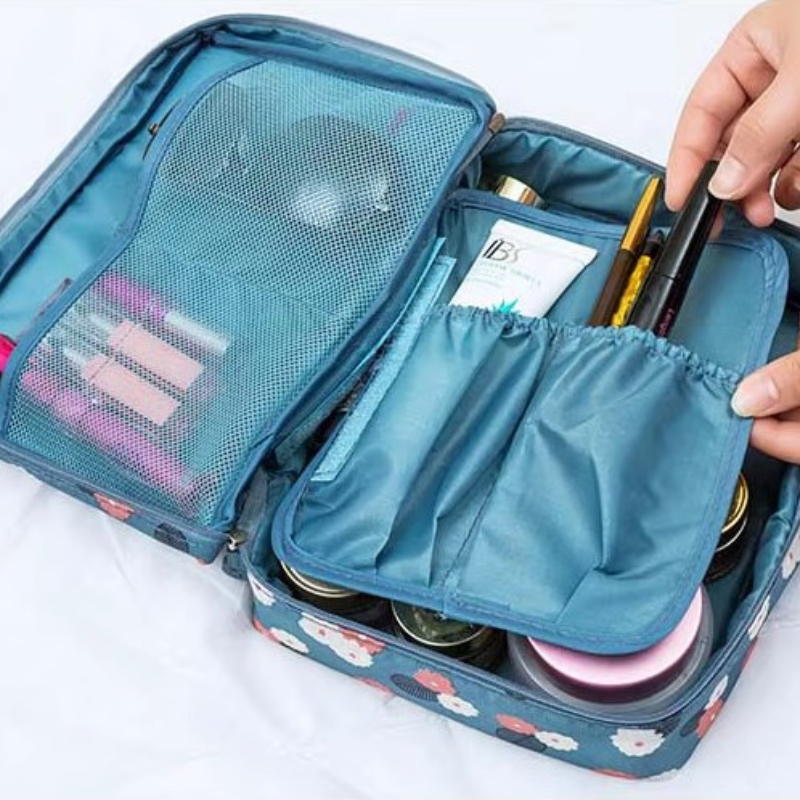 Trousse de Toilette Originale Voyage compartiment ouvert - Rouge Vin - Violet et Cerises - Bleu et Cerises - Flamant Rose - Cactus - Léopard - Bleu Clair et Fleurs - Bordeaux et Fleurs - Rose et Fleurs - Bleu Marine et Fleurs - Rose à Rayures - Rose et Cerises - Rose Bonbon - Bleu Marine - Gris - Rose à Pois - Vert et Cerises