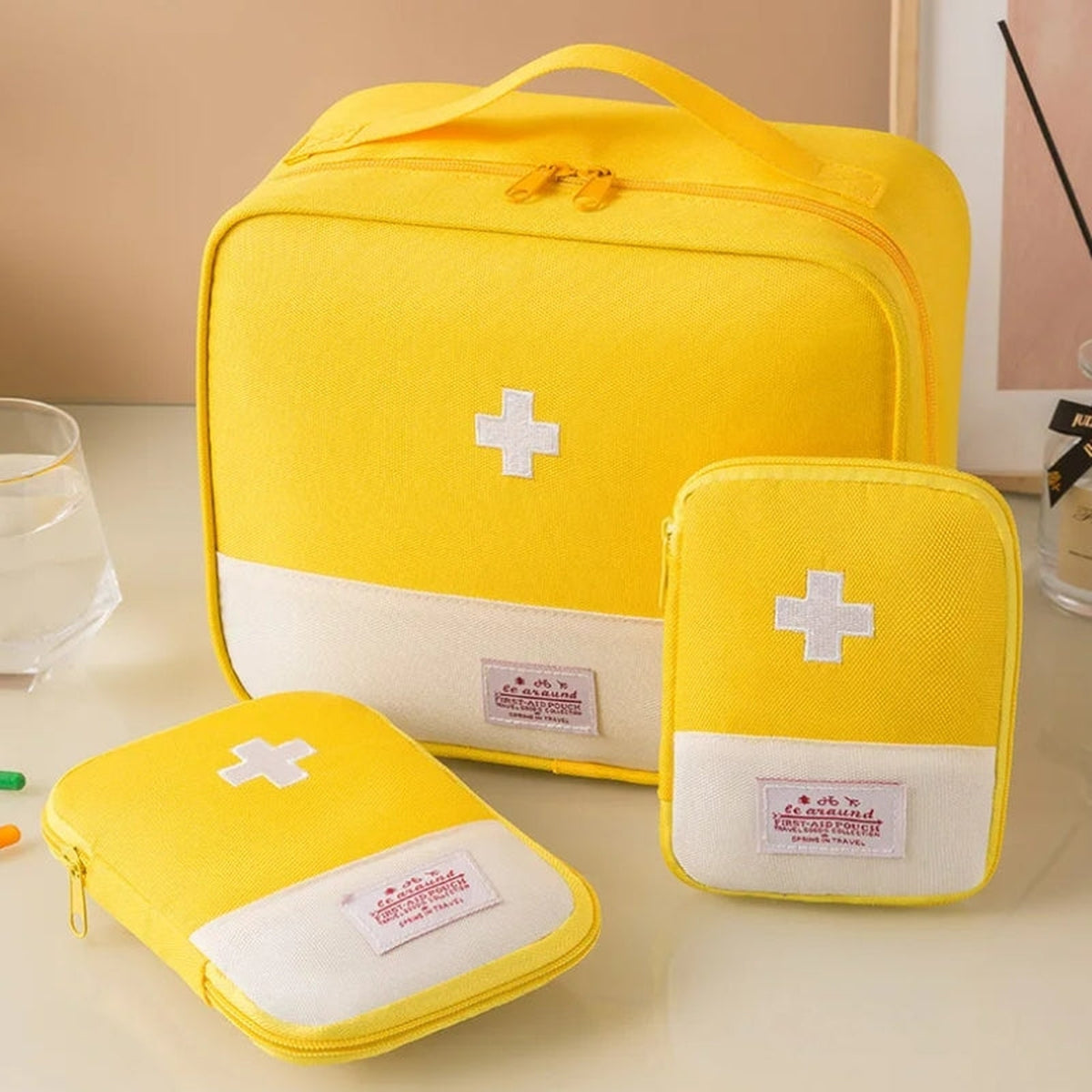 Trousse Médicaments Voyage trois tailles visibles - Jaune - Rouge - Rose - Bleu
