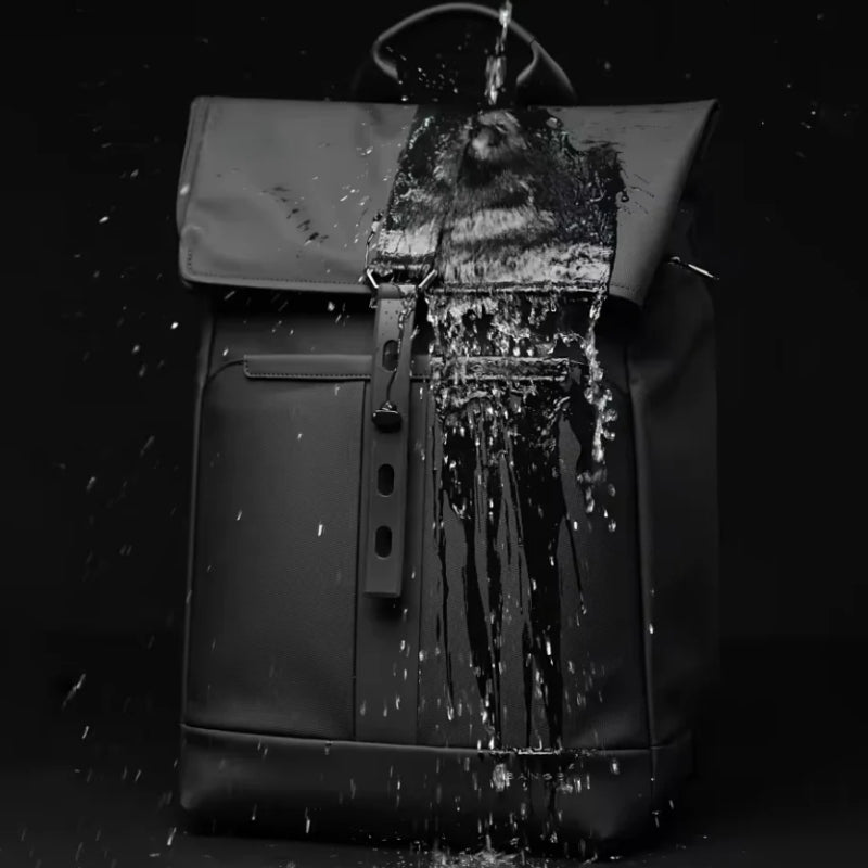 Sac à Dos Etanche 20L gros plan sur l'eau - Noir