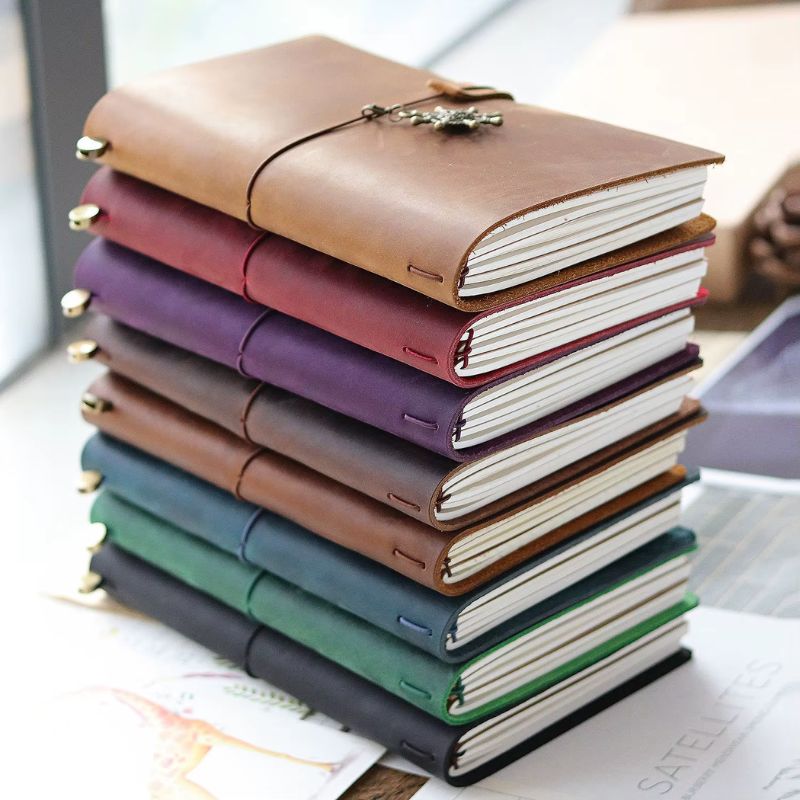 Carnet De Note Vintage huit carnets empilés - Noir - Marron Foncé - Marron - Vert - Bleu - Rouge - Violet