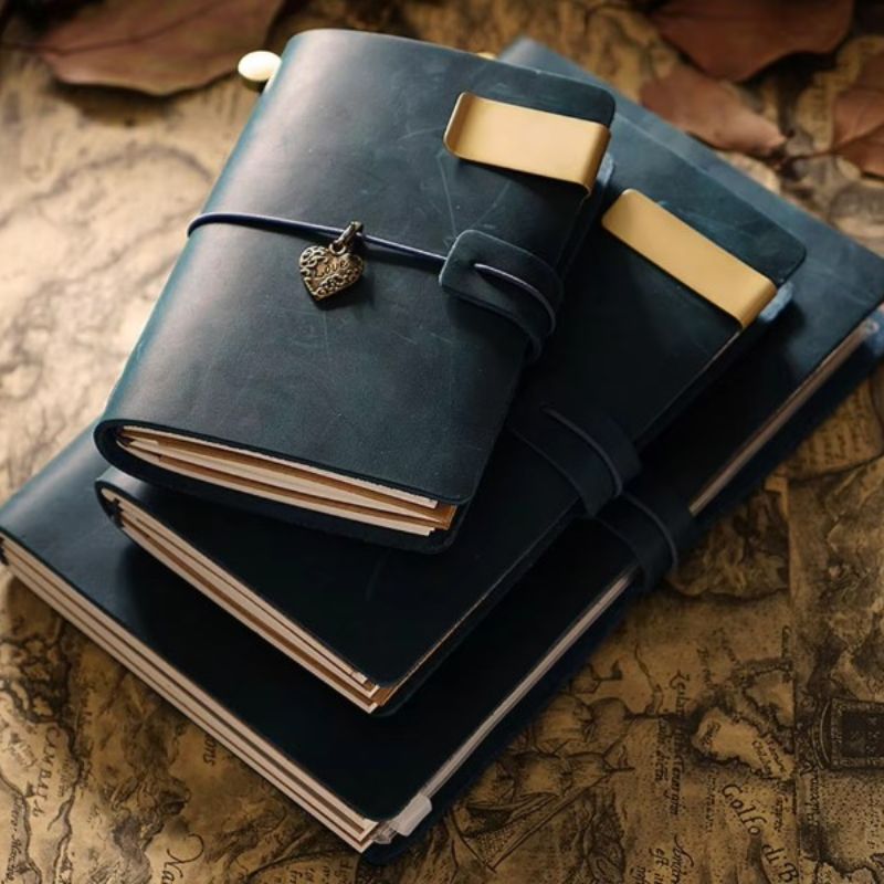 Carnet De Note Vintage trois carnets empilés - Noir - Marron Foncé - Marron - Vert - Bleu - Rouge - Violet