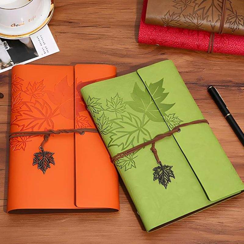 Carnet De Voyage Vintage deux carnets ouverts - Marron Clair - Marron Foncé - Marron - Bleu Ciel - Bleu - Orange - Vert Clair - Vert - Rose - Feuilles Perforées