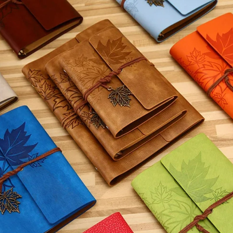 Carnet De Voyage Vintage cinq articles alignés - Marron Clair - Marron Foncé - Marron - Bleu Ciel - Bleu - Orange - Vert Clair - Vert - Rose - Feuilles Perforées