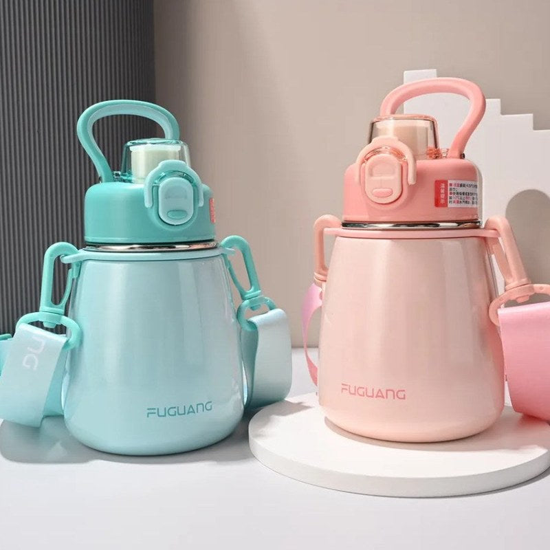 Gourdes inox enfant vert et rose, vue rapprochée