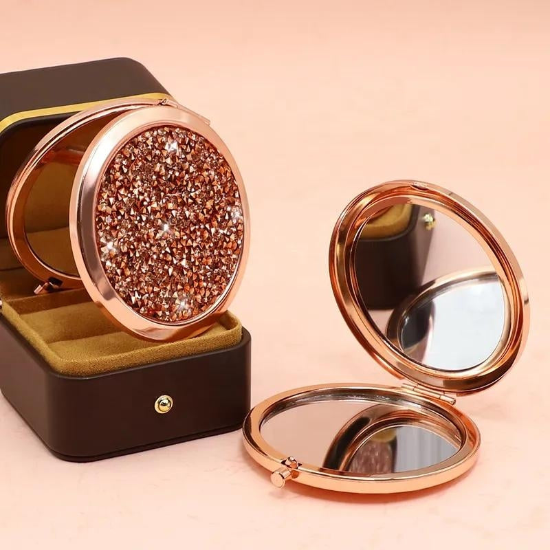 miroir de sac luxe - Argent avec des Strass - Argent avec des Strass Jaune - Argent avec des Strass Rose - Argent avec des Strass Bleu Ciel - Argent avec des Strass Violet - Argent avec des Strass Gris - Argent avec des Strass Vert - Argent avec des Strass Bleu - Rose Gold 1 - Rose Gold 2 - Rose Gold 3 - Rose Gold 4 - Or 1 - Or 2 - Or 3