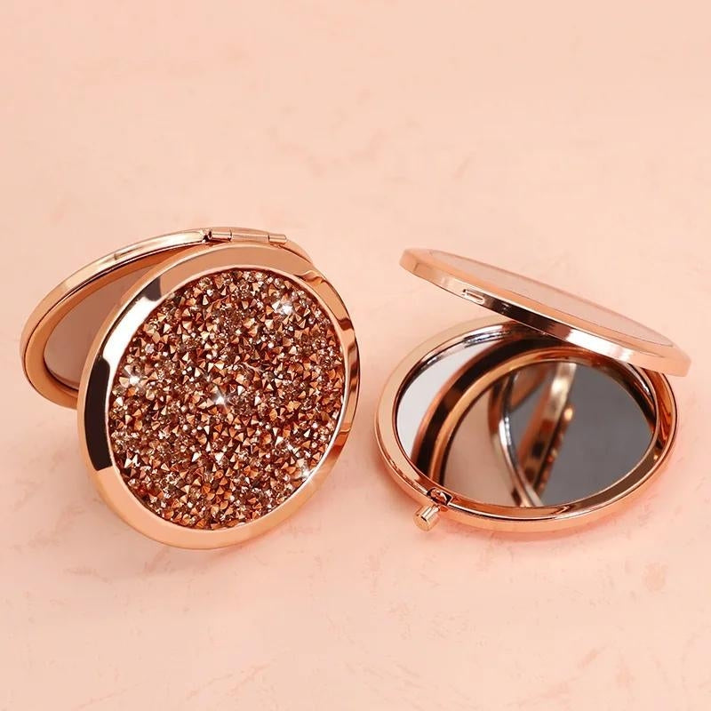 miroir de poche a led - Argent avec des Strass - Argent avec des Strass Jaune - Argent avec des Strass Rose - Argent avec des Strass Bleu Ciel - Argent avec des Strass Violet - Argent avec des Strass Gris - Argent avec des Strass Vert - Argent avec des Strass Bleu - Rose Gold 1 - Rose Gold 2 - Rose Gold 3 - Rose Gold 4 - Or 1 - Or 2 - Or 3