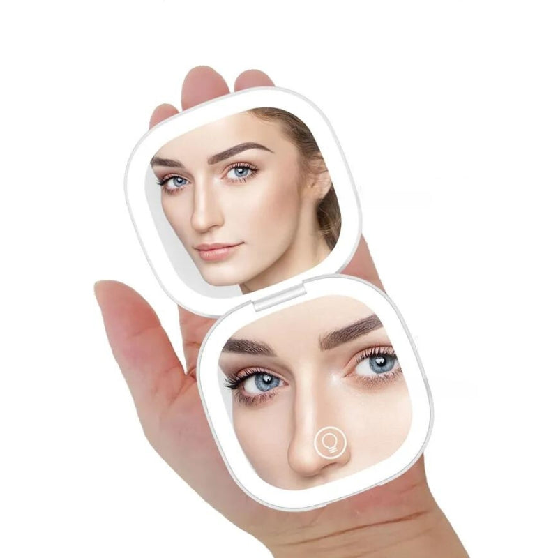 Miroir Grossissant de Poche à LED ouvert tenu en main, reflet du visage et gros plan maquillage