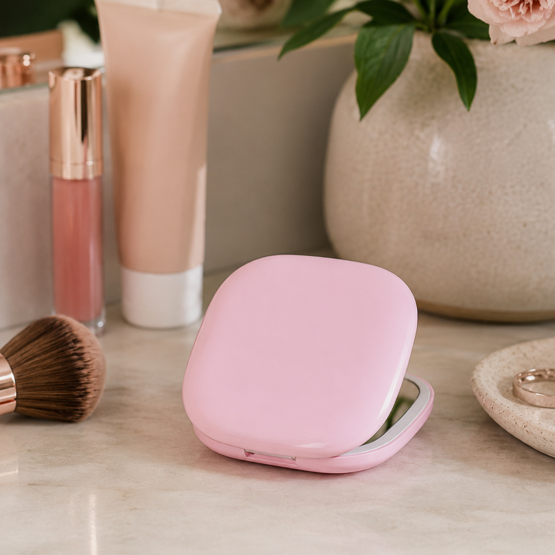 Miroir Grossissant de Poche à LED coloris Rose posé sur coiffeuse